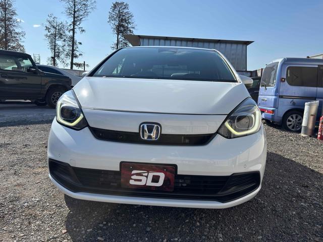 フィット ｅ：ＨＥＶベーシック　ドライブレコーダー　ＥＴＣ　バックカメラ　ナビ　クリアランスソナー　オートクルーズコントロール　レーンアシスト　衝突被害軽減システム　アルミホイール　オートライト　ＬＥＤヘッドランプ　スマートキー（3枚目）