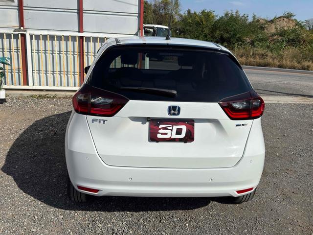 フィット ｅ：ＨＥＶベーシック　ドライブレコーダー　ＥＴＣ　バックカメラ　ナビ　クリアランスソナー　オートクルーズコントロール　レーンアシスト　衝突被害軽減システム　アルミホイール　オートライト　ＬＥＤヘッドランプ　スマートキー（7枚目）