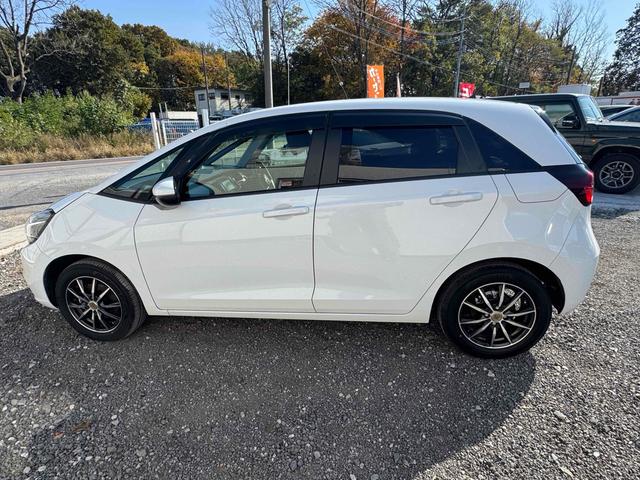 フィット ｅ：ＨＥＶベーシック　ドライブレコーダー　ＥＴＣ　バックカメラ　ナビ　クリアランスソナー　オートクルーズコントロール　レーンアシスト　衝突被害軽減システム　アルミホイール　オートライト　ＬＥＤヘッドランプ　スマートキー（9枚目）