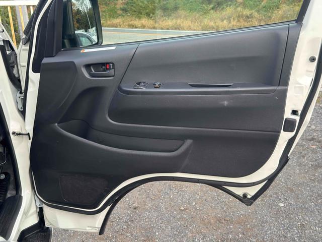 ハイエースバン ＤＸ　９人乗　４ＷＤ　ＥＴＣ　バックカメラ　ナビ　クリアランスソナー　レーンアシスト　衝突被害軽減システム　スライドドア　オートマチックハイビーム　キーレスエントリー　電動格納ミラー　ＡＴ（36枚目）