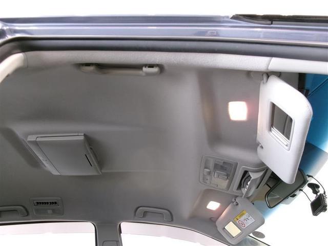 サンバイザーには、バニティーミラー付いてます。照明も付いていて便利です。