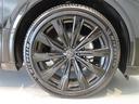 純正のアルミホイール装着車です。タイヤサイズは２３５／４５Ｒ２１です。