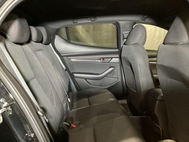 ��Ȃ��������Ƃ��낰��X�y�[�X���m�ۂ��A������̑O�ʏՓˎ��ɂ͌�ȏ���̉����g���V�[�g���犊�藎���邱�Ƃ�}������\���ɂȂ��Ă܂��B