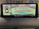 狭い場所での駐車やすれ違いなどでより的確な運転操作に役立つ３６０°ビューモニターが装備されています。