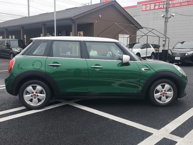ＭＩＮＩ クーパー　雹害車両　女性ワンオーナー　ディーラー点検整備記録　純正ナビ　クリアランスソナー付きバックカメラ　インテリジェントセーフティー　シートシーター　シートカバー（6枚目）