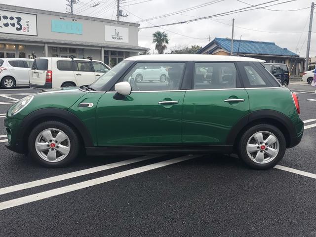 ＭＩＮＩ クーパー　雹害車両　女性ワンオーナー　ディーラー点検整備記録　純正ナビ　クリアランスソナー付きバックカメラ　インテリジェントセーフティー　シートシーター　シートカバー（7枚目）