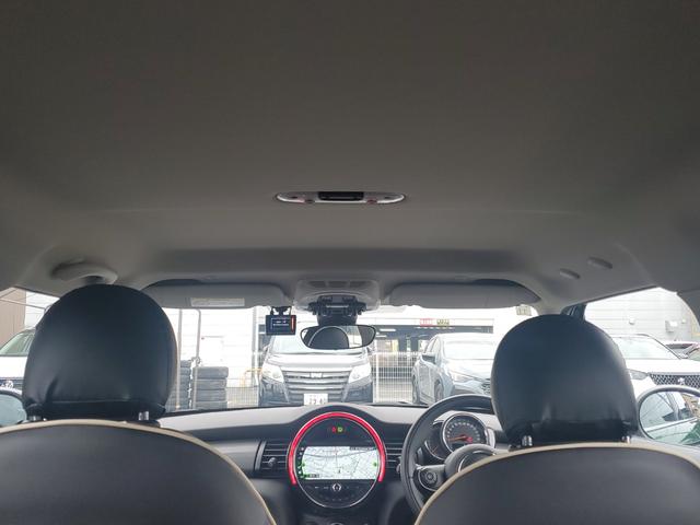 ＭＩＮＩ クーパー　雹害車両　女性ワンオーナー　ディーラー点検整備記録　純正ナビ　クリアランスソナー付きバックカメラ　インテリジェントセーフティー　シートシーター　シートカバー（50枚目）