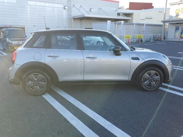 ＭＩＮＩ クーパー　ファーストパッケージエッセンシャル・トリム　雹害車両　認定中古車女性オーナー　ディラー点検整備記録　カープレイ　ミラー型ＥＴＣ　シートヒーター　インテリジェントセーフティー　スペアキー（5枚目）