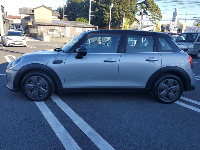 ＭＩＮＩ クーパー　ファーストパッケージエッセンシャル・トリム　雹害車両　認定中古車女性オーナー　ディラー点検整備記録　カープレイ　ミラー型ＥＴＣ　シートヒーター　インテリジェントセーフティー　スペアキー（6枚目）