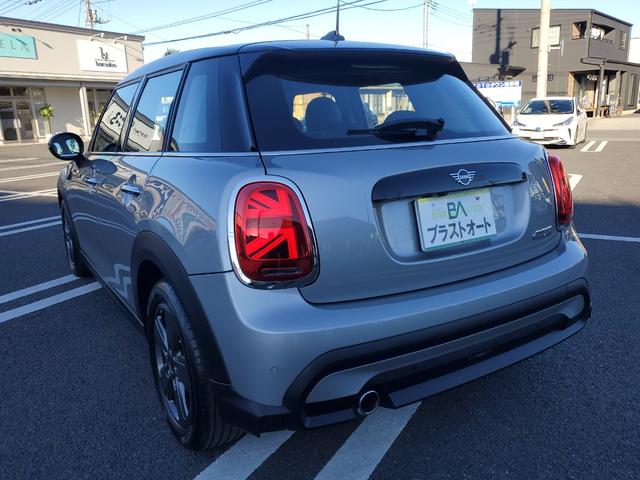 ＭＩＮＩ クーパー　ファーストパッケージエッセンシャル・トリム　雹害車両　認定中古車女性オーナー　ディラー点検整備記録　カープレイ　ミラー型ＥＴＣ　シートヒーター　インテリジェントセーフティー　スペアキー（10枚目）