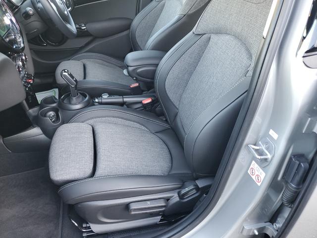 ＭＩＮＩ クーパー　ファーストパッケージエッセンシャル・トリム　雹害車両　認定中古車女性オーナー　ディラー点検整備記録　カープレイ　ミラー型ＥＴＣ　シートヒーター　インテリジェントセーフティー　スペアキー（45枚目）