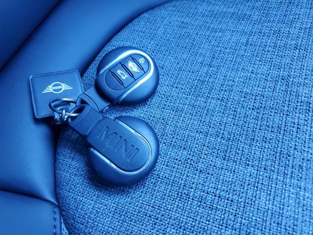 ＭＩＮＩ クーパー　ファーストパッケージエッセンシャル・トリム　雹害車両　認定中古車女性オーナー　ディラー点検整備記録　カープレイ　ミラー型ＥＴＣ　シートヒーター　インテリジェントセーフティー　スペアキー（56枚目）