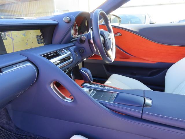 ������Ԃ̓��U�[��A���J���^�[���̕\��ŕ����A�����f�ނƂ̃R���g���X�g���ۗ������G���K���g�ȃf�U�C���ɂ��A�{�������������ƖL���Ȏ�����\�����܂����B�܂��ɏn�������E�l�ɂ�鏠�̃C���e���A�ł��B