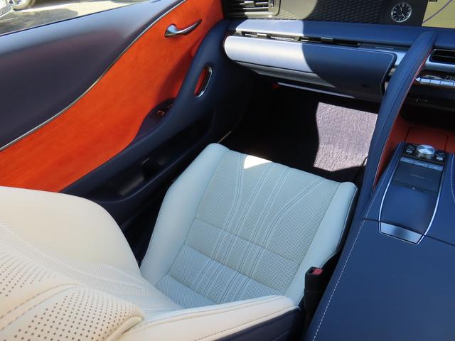 �A���J���^�[���[�̃h�A�g�������ʂ�A�h���[�v�`��̃I�[�i�����g�B��Ԃɂ̓g������[�̃��b�L���[���ɉ����Č���A���r�G���g�C���~���A�e�𐶂ݏo���A���Ԃ̕\��Ƃ͈قȂ�G���K���g�ȕ��͋C�������o���܂��B