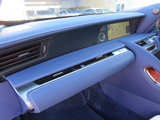 ���N�T�X�̃C�j�V�������ۂ����k���p�^�[���B���k�ȃ����[�t�Z�p����g���āA����ȃC���p�l��A�i���O�N���b�N�A�X�e�A�����O�A�h���C�u���[�h�X�C�b�`��I�[�f�B�I�E�G�A�R���_�C�����Ȃǂ̊e���Ɏ{���Ă��܂��B