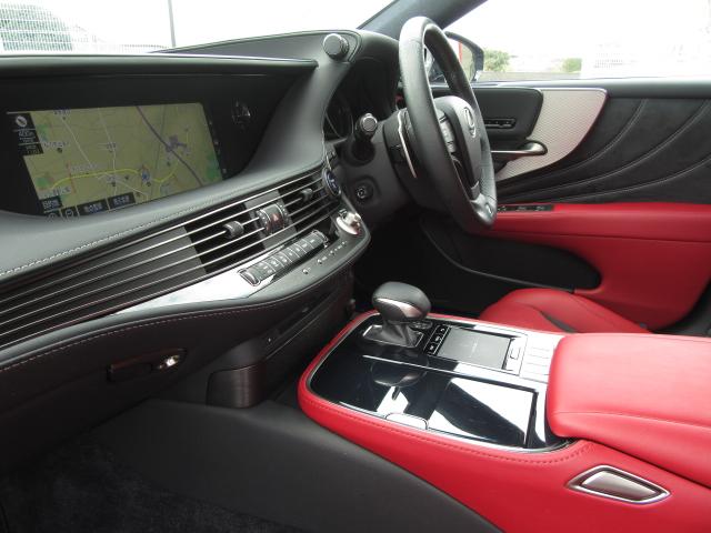 LS500hFスポ4WD1オナ赤革SR Dミラ TRDエアロ 4WD 1オナ 赤革SR 純ナビ地デジ LSS+ パノラミックV BSM Dミラー カラーHUD 禁煙車 TVジャンパ AC1500W 後席H パワトラ TRDエアロ(F・S・R・TR)&4本出マフラ(12枚目)