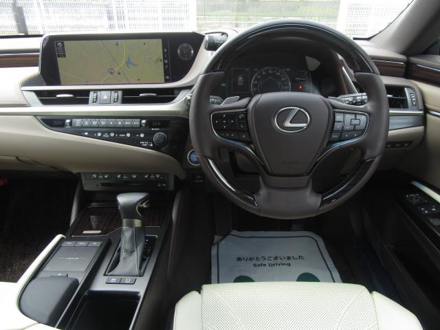 ＥＳ ＥＳ３００ｈＶｅｒＬ　１オナ　白革ＳＲ　パノラＶ　３眼ＬＥＤ　１オナ　白革ＳＲ　ＬＳＳ＋　パノラＶ　ＰＫＳＢ　ＢＳＭ　ＩＴＳ　カラーＨＵＤ　ＡＨＳ　禁煙車　Ｄレコーダ　後席ＡＣ　リヤ５面Ｂ　ＡＣ１５００Ｗ　パドルＳ　ハンドルＨ　パワトラ　３眼ＬＥＤ　純正１８ＡＷ（11枚目）