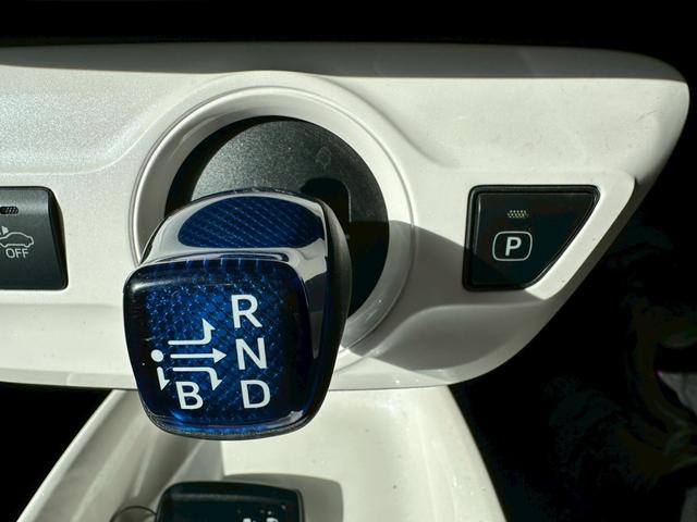 プリウス Ａ　電動格納ドアミラー・オートエアコン・ナビ・ｂｌｕｅｔｏｏｔｈ・ＣＤ・ＴＶ・ステアリングスイッチ・パワースイッチ・ＥＴＣ・バックカメラ・衝突軽減ブレーキ（27枚目）