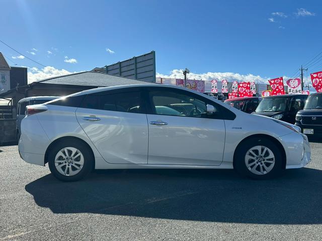 プリウス 　オート格納ドアミラー・オートエアコン・ステアリングスイッチ・純正ナビ・ＴＶ・Ｂｌｕｅｔｏｏｔｈ・ＣＤ・パワースイッチ・ＥＴＣ・バックカメラ・衝突軽減ブレーキ（5枚目）