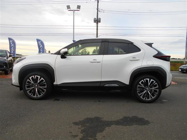 ヤリスクロス ハイブリッドＺ　ドライブレコーダ　インテリジェントキー　アルミホイル　ＬＥＤライト　クルーズコントロール　整備記録簿　横滑り防止システム　ナビＴＶ　メモリーナビゲーション　パワステ　オートエアコン　キーフリー　ＡＢＳ（3枚目）