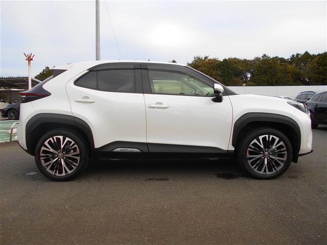 ヤリスクロス ハイブリッドＺ　ドライブレコーダ　インテリジェントキー　アルミホイル　ＬＥＤライト　クルーズコントロール　整備記録簿　横滑り防止システム　ナビＴＶ　メモリーナビゲーション　パワステ　オートエアコン　キーフリー　ＡＢＳ（7枚目）