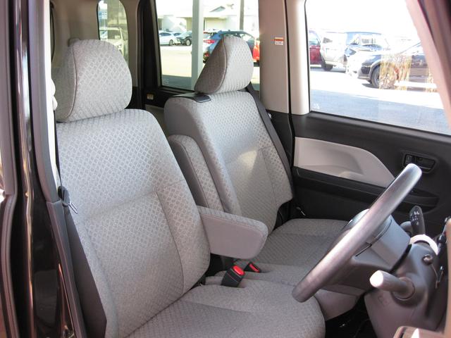 グレー基調のシートで室内も明るく感じます！