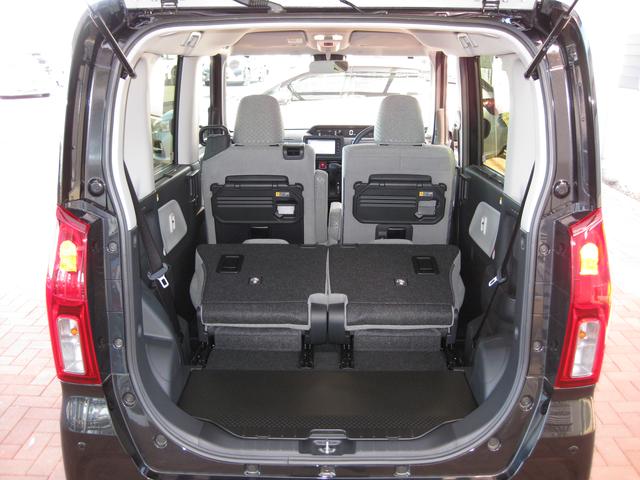 後席分割可倒なので用途に応じて荷室を可変できます！