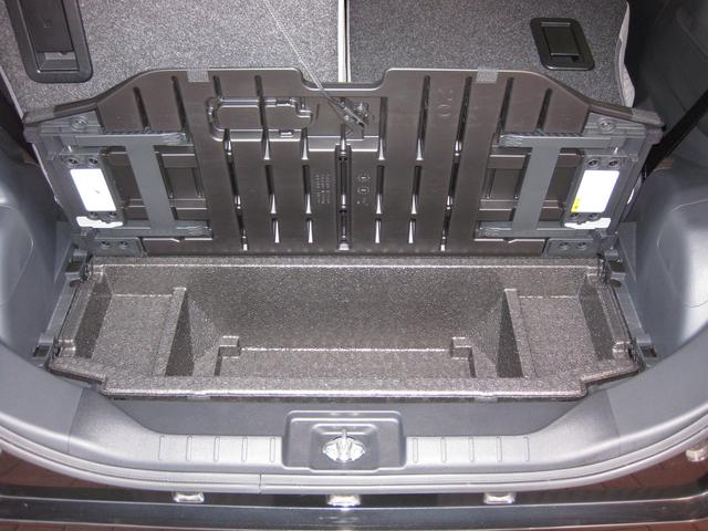 ラゲッジスペース下にも物置あり！