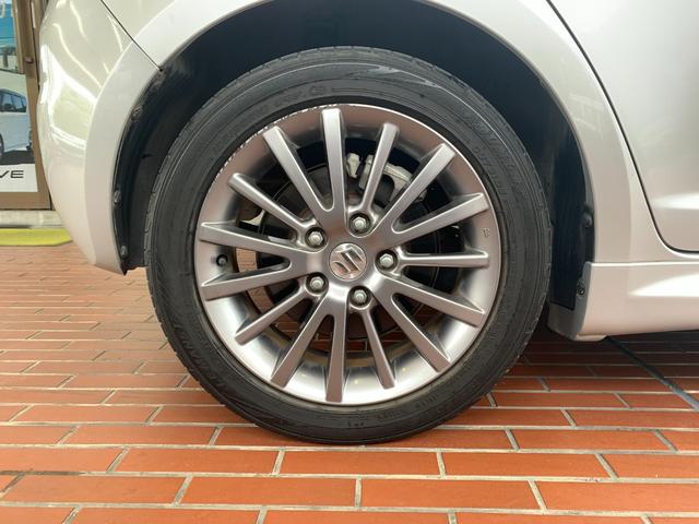 スイフト スポーツリミテッド　レカロ（ＲＥＣＡＲＯ）シート　フジツボマフラー　禁煙車　ワンオーナー　ワンセグＴＶ　ナビ付　ＣＤ　ＤＶＤ再生（11枚目）