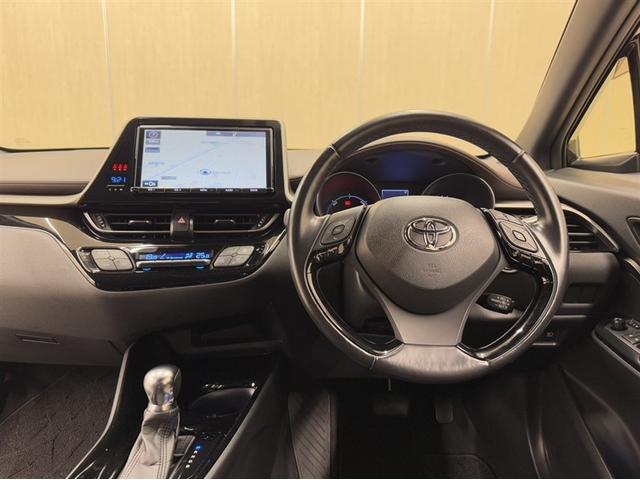 Ｃ－ＨＲ Ｇ　シートヒーター　リモコンエンジンスタータ　衝突被害軽減ブレーキ　車線逸脱警報装置　オートハイビーム　フルセグ内蔵メモリーナビ　ＣＤ／ＤＶＤ　Ｂｌｕｅｔｏｏｔｈ　バックモニター　ワンオーナー　整備記録簿（6枚目）
