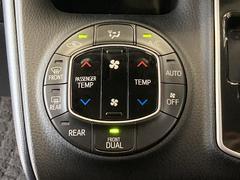 デュアルオートエアコン付きです。運転席・助手席でそれぞれ吹き出す風の温度や風量など自動調整してくれます。 2