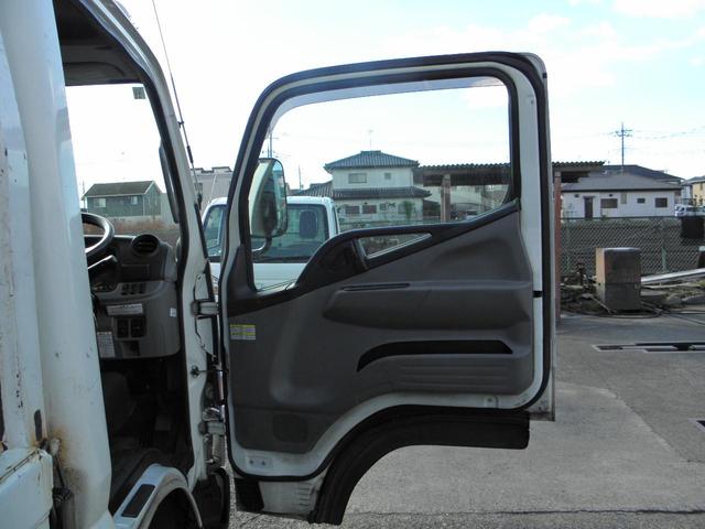 キャンター 全低床 2トン積 平トラック 準中型車 5速 記録簿 チェックランプ点灯無し ETC キーレス 全低床 左電動格納ミラー フォグランプ 荷台床鉄板張り 車検令和8年11月 全低床 FM/AM(39枚目)