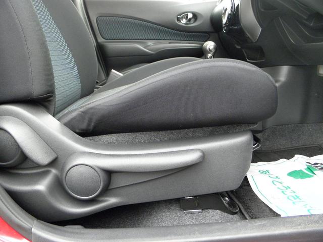 上下チルト式運転席シート。大きいレバーで上下できます。