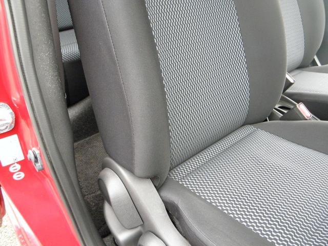 運転席シート背もたれ。切れはありません。