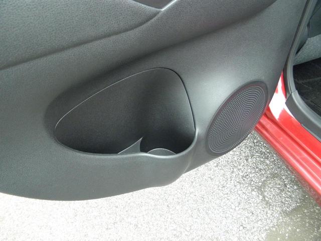 助手席ドア内張りに写真のようなドリンクホルダーがあります。