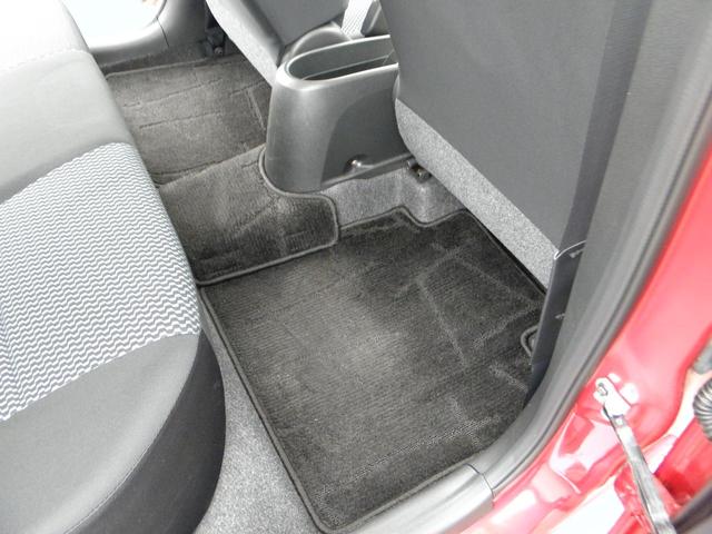 後席シート足元