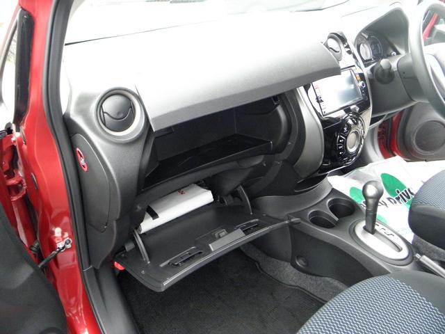 助手席前グローブボックス