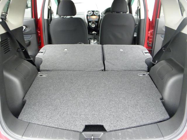 後席背もたれを倒した状態の写真です。