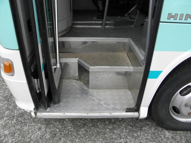 リエッセ スーパーデラックスターボ 29人乗 5速 リアエンジン バックカメラ 中折れ式自動ドア 客席荷物棚 モケットシート エアブレーキ 床下トランク 客席蛍光灯 ドラレコ 客席ヒーター 客席禁煙(3枚目)