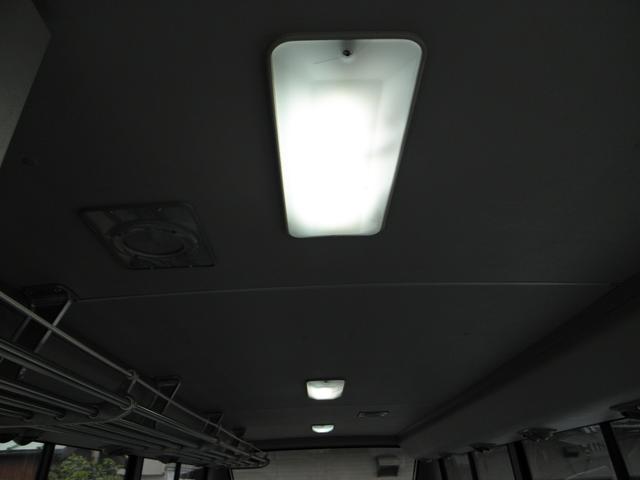 リエッセ スーパーデラックスターボ 29人乗 5速 リアエンジン バックカメラ 中折れ式自動ドア 客席荷物棚 モケットシート エアブレーキ 床下トランク 客席蛍光灯 ドラレコ 客席ヒーター 客席禁煙(5枚目)