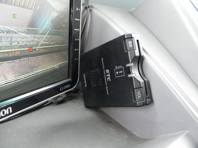 リエッセ スーパーデラックスターボ 29人乗 5速 リアエンジン バックカメラ 中折れ式自動ドア 客席荷物棚 モケットシート エアブレーキ 床下トランク 客席蛍光灯 ドラレコ 客席ヒーター 客席禁煙(7枚目)