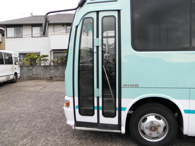 リエッセ スーパーデラックスターボ 29人乗 5速 リアエンジン バックカメラ 中折れ式自動ドア 客席荷物棚 モケットシート エアブレーキ 床下トランク 客席蛍光灯 ドラレコ 客席ヒーター 客席禁煙(8枚目)