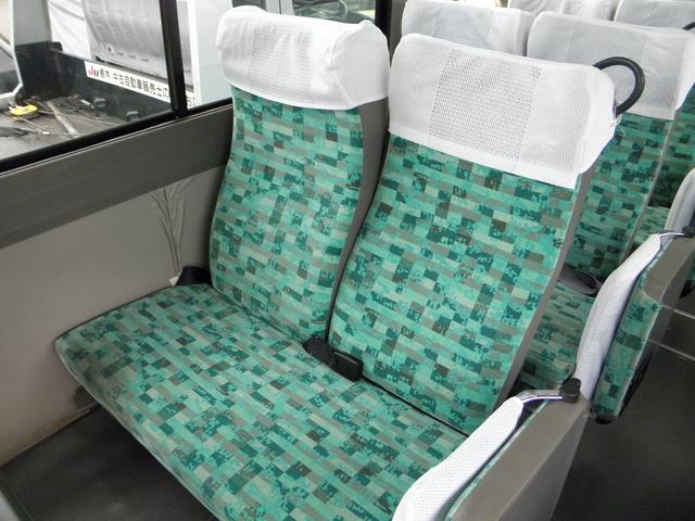 リエッセ スーパーデラックスターボ 29人乗 5速 リアエンジン バックカメラ 中折れ式自動ドア 客席荷物棚 モケットシート エアブレーキ 床下トランク 客席蛍光灯 ドラレコ 客席ヒーター 客席禁煙(10枚目)