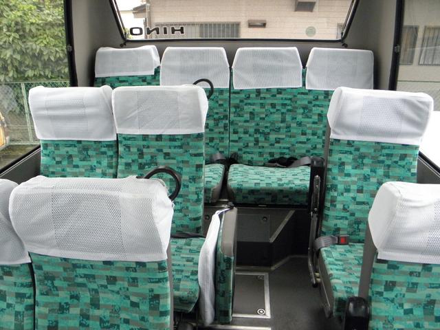 リエッセ スーパーデラックスターボ 29人乗 5速 リアエンジン バックカメラ 中折れ式自動ドア 客席荷物棚 モケットシート エアブレーキ 床下トランク 客席蛍光灯 ドラレコ 客席ヒーター 客席禁煙(11枚目)
