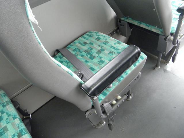 リエッセ スーパーデラックスターボ 29人乗 5速 リアエンジン バックカメラ 中折れ式自動ドア 客席荷物棚 モケットシート エアブレーキ 床下トランク 客席蛍光灯 ドラレコ 客席ヒーター 客席禁煙(12枚目)