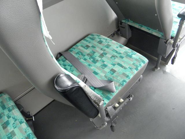 リエッセ スーパーデラックスターボ 29人乗 5速 リアエンジン バックカメラ 中折れ式自動ドア 客席荷物棚 モケットシート エアブレーキ 床下トランク 客席蛍光灯 ドラレコ 客席ヒーター 客席禁煙(13枚目)