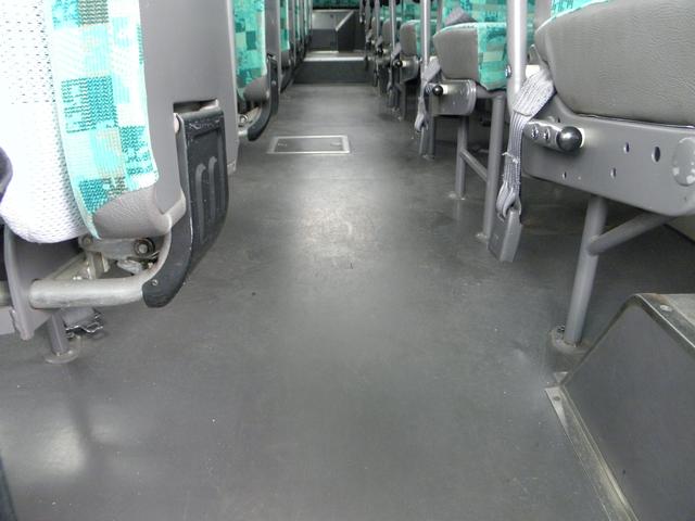 リエッセ スーパーデラックスターボ 29人乗 5速 リアエンジン バックカメラ 中折れ式自動ドア 客席荷物棚 モケットシート エアブレーキ 床下トランク 客席蛍光灯 ドラレコ 客席ヒーター 客席禁煙(20枚目)