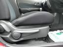 上下チルト式運転席シート。大きいレバーで上下できます。