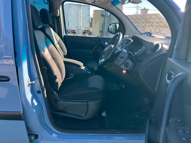 カングー ゼン　ＥＴＣ　バックカメラ　オートクルーズコントロール　両側スライドドア　キーレスエントリー　ＡＴ　ＣＤ　盗難防止システム　ＡＢＳ　エアコン　パワーステアリング　パワーウィンドウ　運転席エアバッグ（32枚目）