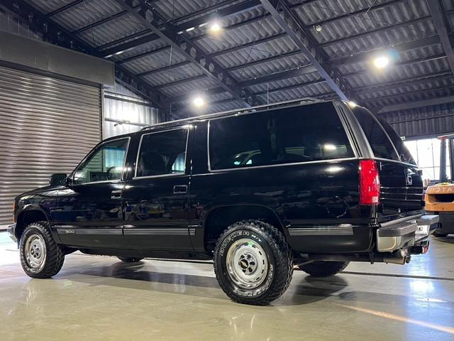 GMCサバーバン 実走行車両 ユーザー様買取車 カーファックス&オートチェックあり GM純正16インチ鉄ホイール タイヤ4本新品 社外2本出しマフラー 令和6年10月全塗装済み 3ナンバー登録車(5枚目)